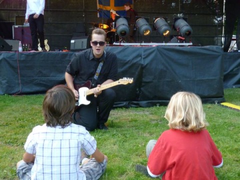 Till Seidel von Cold Shuffle mit jungen Festival-Besuchern (2011).