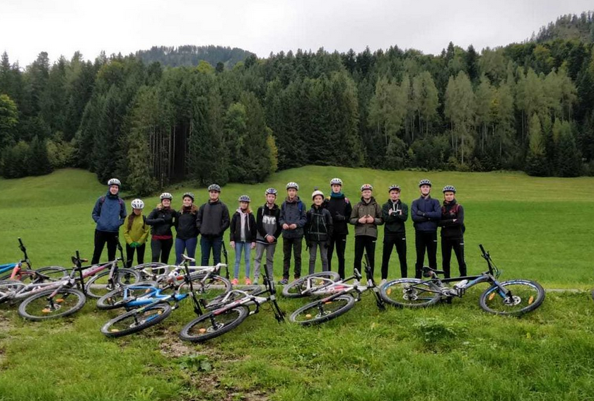 Leicht höher als der Lehrter „Rodelberch“: Mit Mountainbikes und zu Fuß bezwangen die Lehrter bei Ruhpolding so manchen bayerischen Berg. (Foto: Privat) 